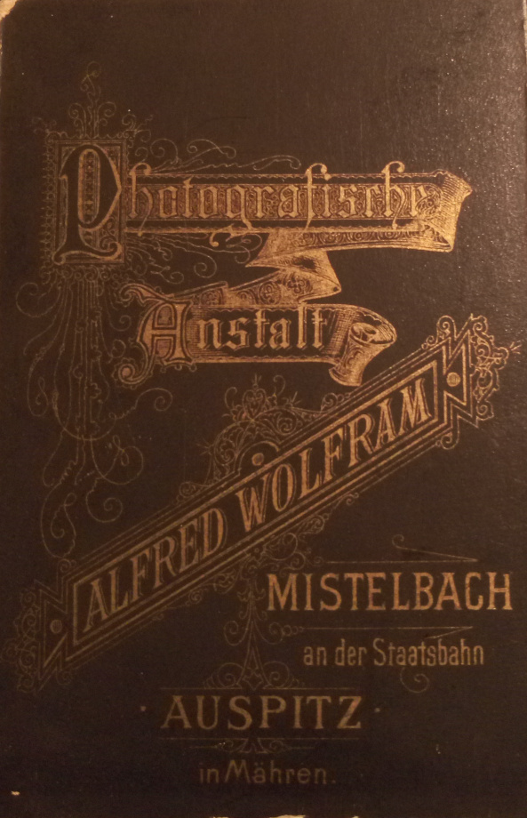 Rückseite einer Hartkartonfotografie von Alfred Wolfram, ca. 1885-1889